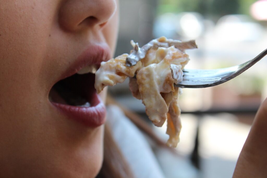 新卒男子が外食を続けるときの栄養管理はどうする？